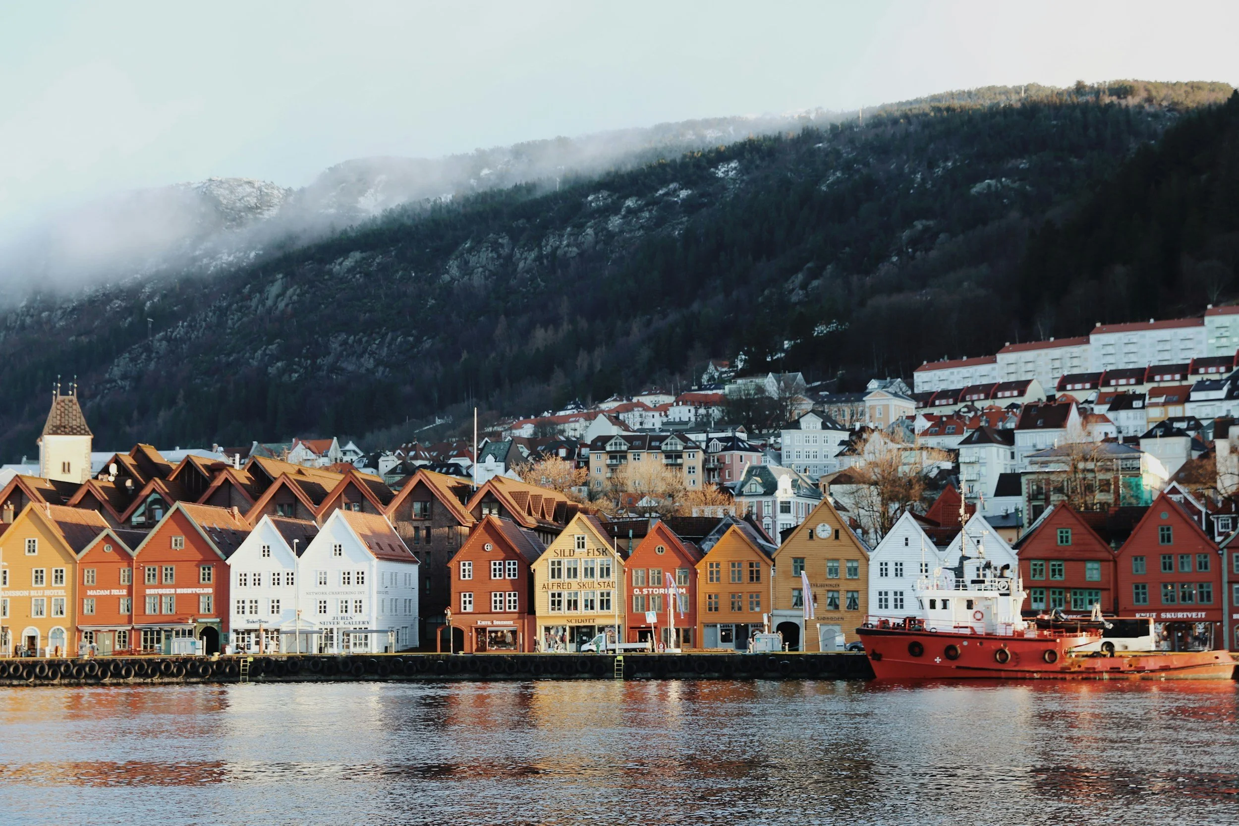 Arbeidsbenk hos EasyPC i Bergen med datamaskin klar for reparasjon