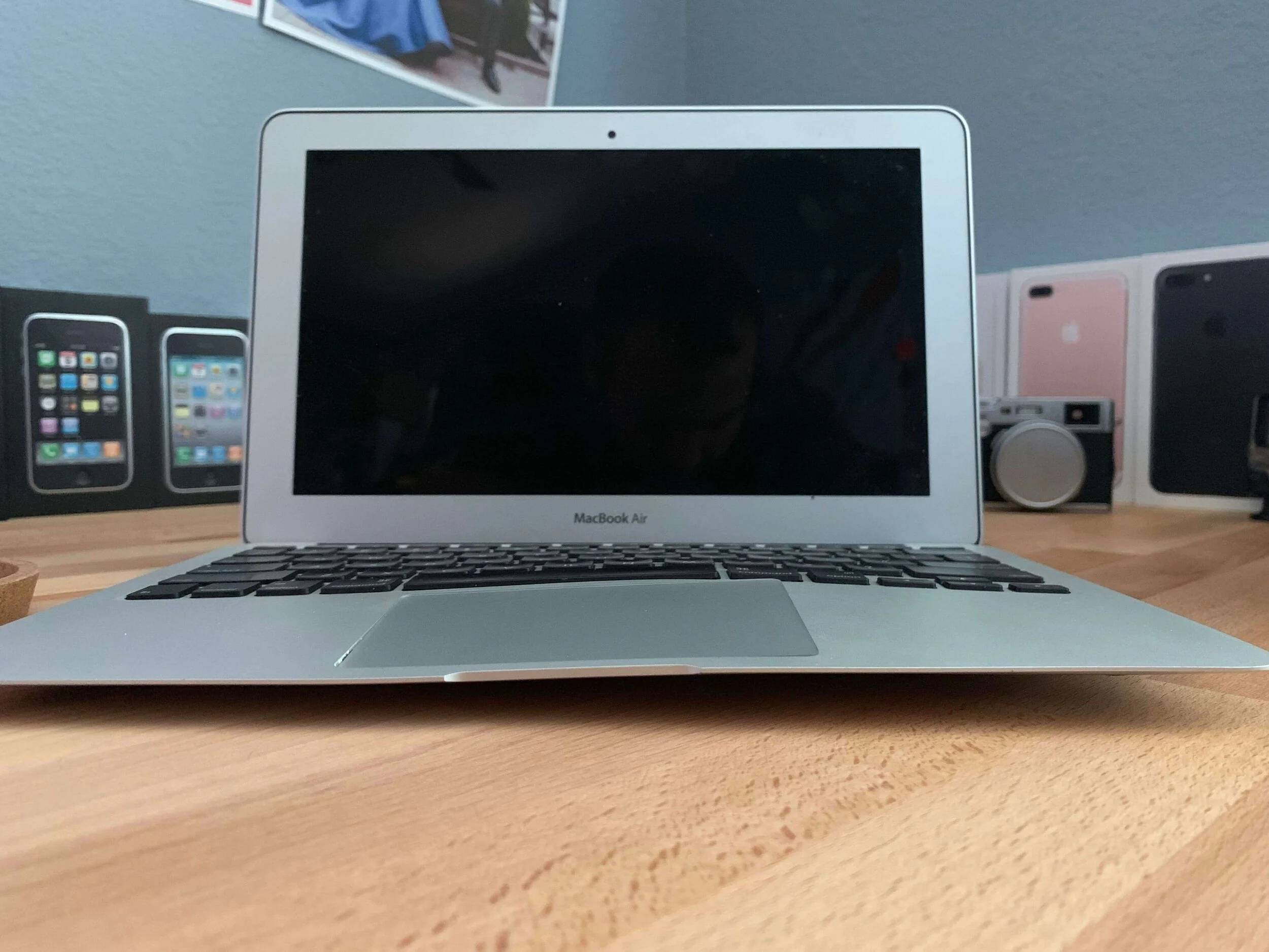 MacBook som vurderes for batteribytte