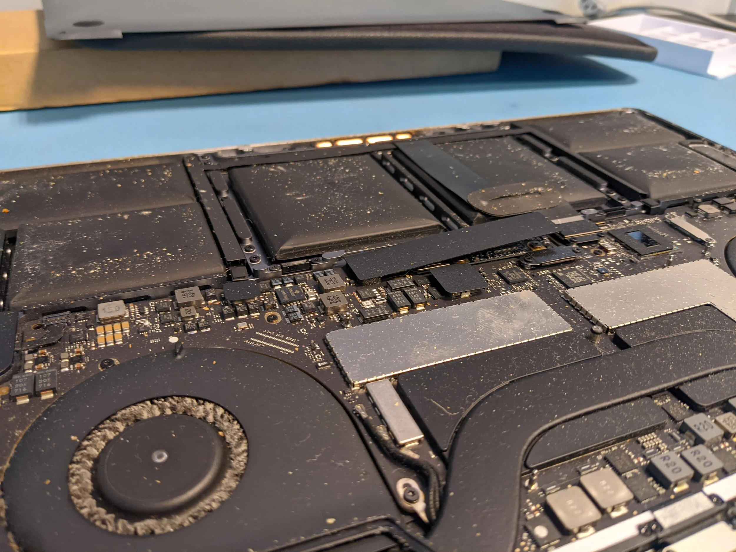 Desktop PC with fans that can be cleaned or replaced