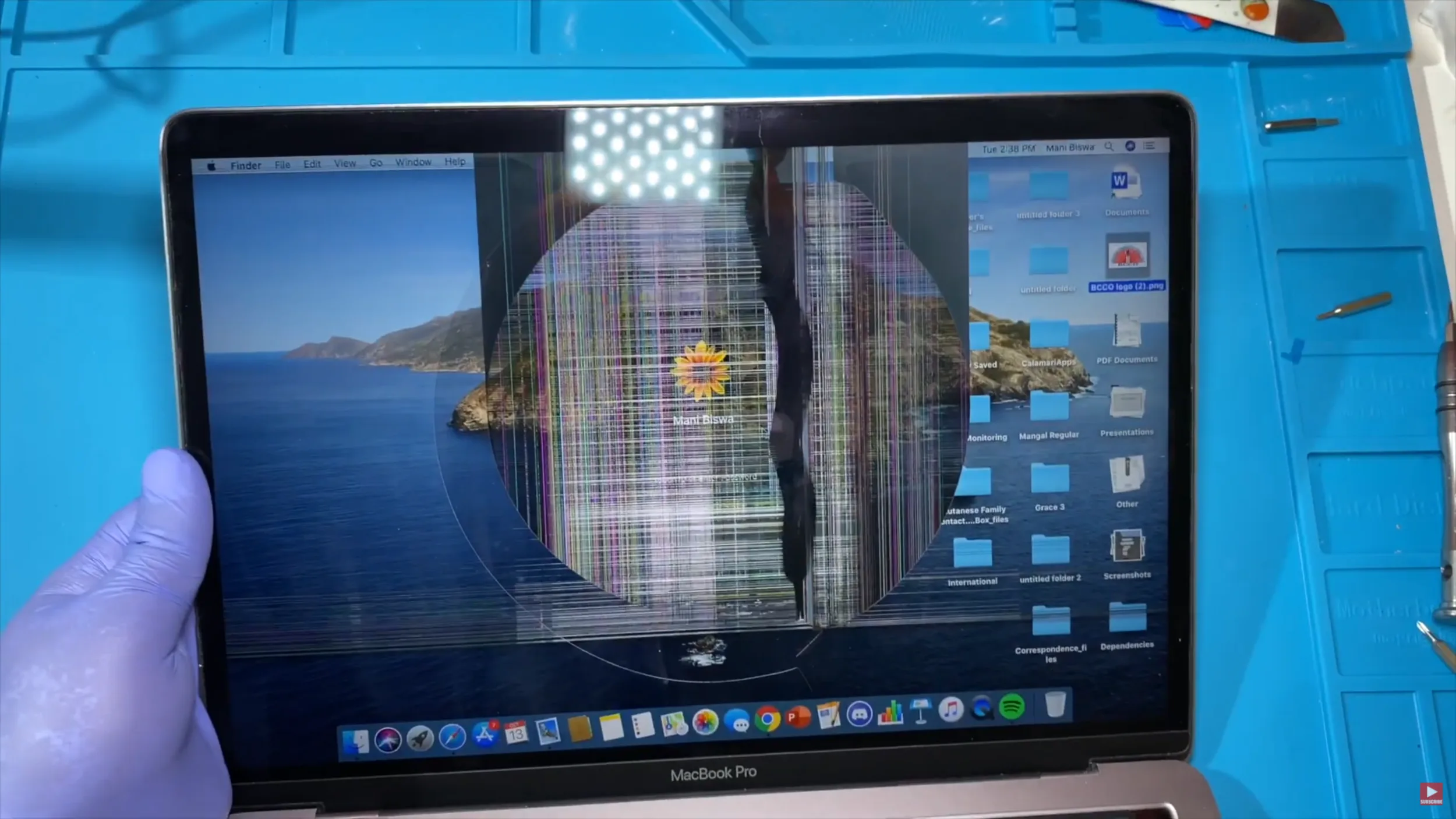 Laptop som vurderes for reparasjon på verksted